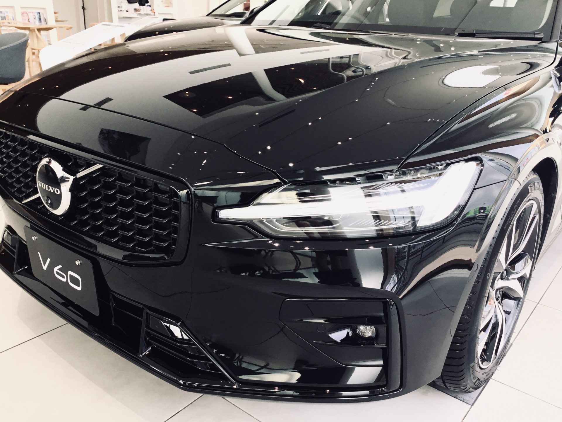 展示車を1台入れ替えいたしました】《特別仕様車》V60 Ultimate B4 