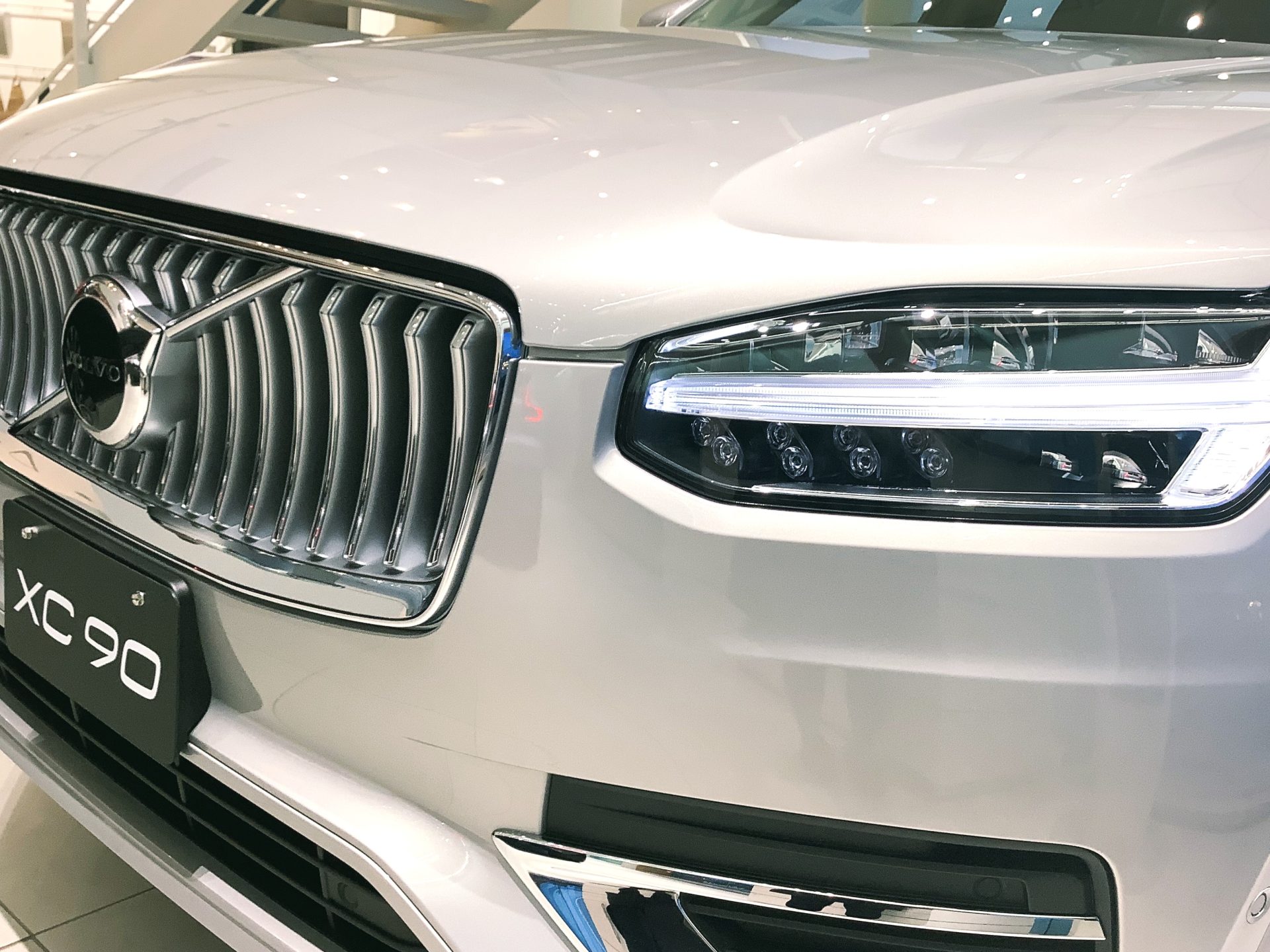 展示車を1台入れ替えいたしました 】XC90 Ultimate B6 AWD